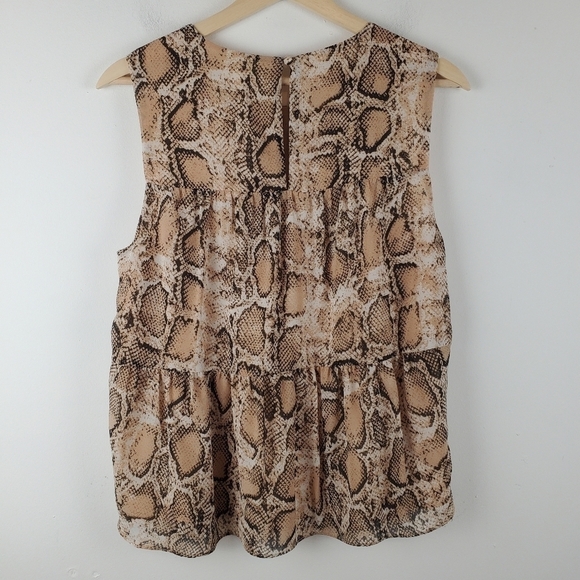 Gilli Shirt Medium Sleeveless Tiered Blouse Brown Tan‎ Snakeprint Keyhole back - Picture 2 of 11